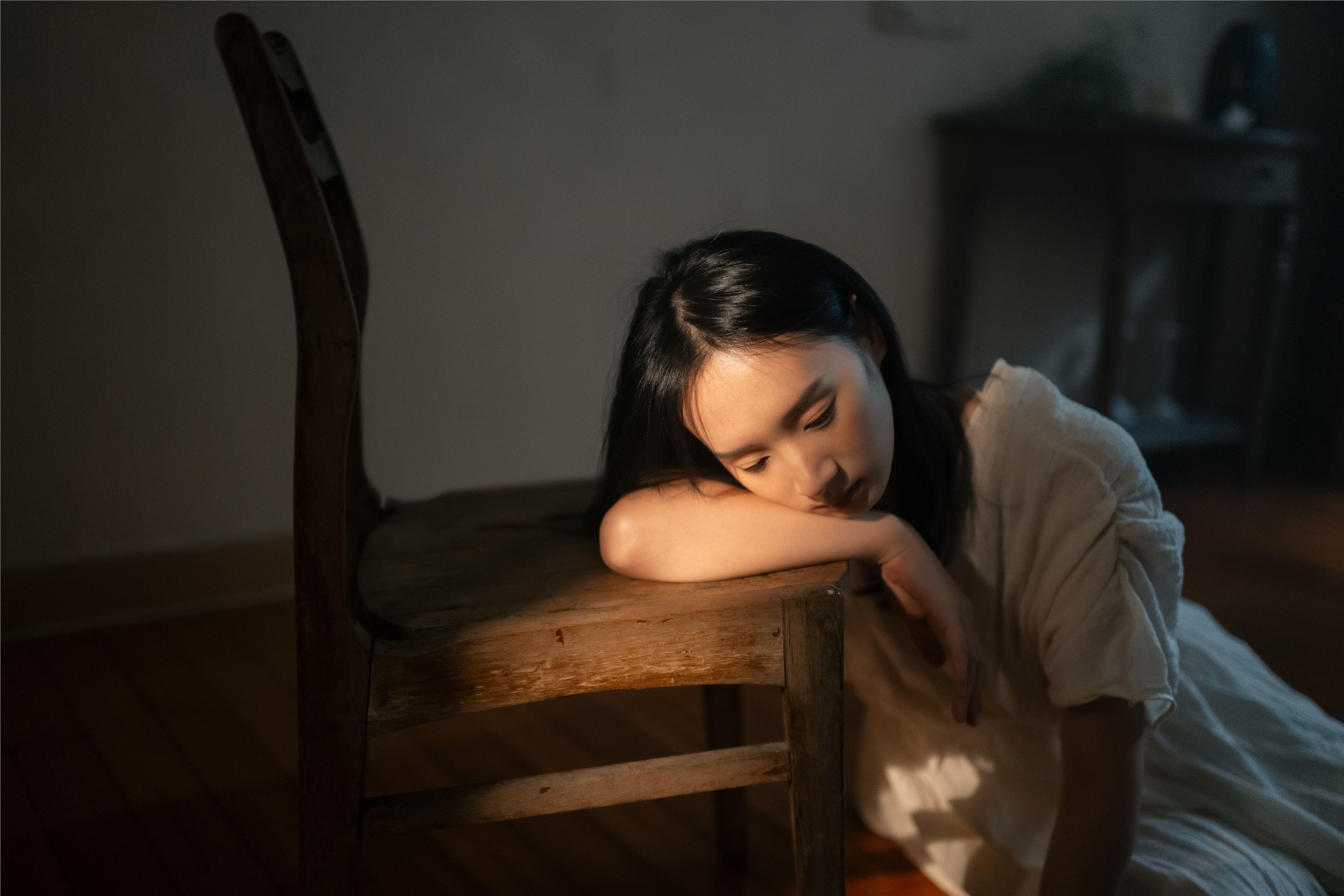 YITUYU艺图语 2025.02.06 她从光里来 方休。